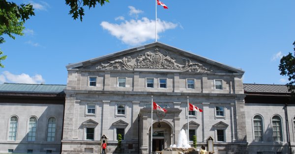 Individu armé arrêté près de la résidence de la gouverneure générale à Ottawa.