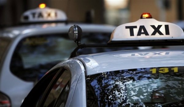 Les chauffeurs de taxi manifestent leur colère mardi 