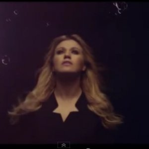 Kelly Clarkson et le nouveau clip Catch my breath